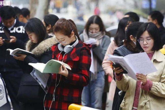 女孩子公务员合适的岗位有，，税务部门，女孩子对数字和财务比较敏感，税务部门可以充分发挥女孩子的优势。，工商部门，工商部门主要负责企业的注册、变更、注销等工作，需要女孩子具备较高的专业知识和分析能力。，质检部门，质检部门负责对产品质量的监督、检验和认证等工作，需要女孩子具备严谨的工作态度和责任心。，环保部门，环保部门主要负责环境保护、监测和治理等工作，需要女孩子具备强烈的环保意识和责任心。，文化部门，文化部门主要负责文化、艺术、文物等工作，需要女孩子具备较高的文化素养和审美能力。，此外，还有司法部