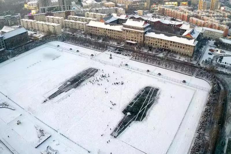 哈工程1600余名师生共同绘制雪地航母