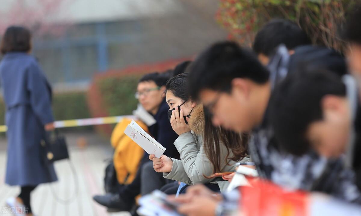 报考乡镇公务员需要看的书有，，行政职业能力测验，主要考察的是言语理解与表达、数量关系、判断推理等能力，需要考生具备较高的思维能力和解题技巧。，申论，主要考察的是考生的写作能力和对社会的认知能力，需要考生具备较高的文字表达能力和对社会的了解程度。，公共基础知识，主要考察的是考生对政治、经济、法律、历史等知识的掌握程度，需要考生具备较广的知识面和一定的深度。，此外，还有针对乡镇公务员的乡镇公务员考试一本通等专用书籍，这些书籍通常会结合乡镇公务员的考试特点和要求，提供更有针对性的复习资料和练习题。，请